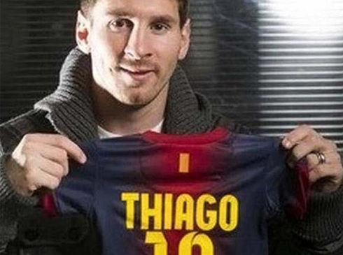 Messi và chiếc áo dành cho quý tử mới chào đời.
